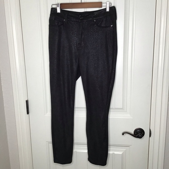 Good American Good Legs Metallic Snake Print Skinny Jeans in Black. - Picture 2 of 12